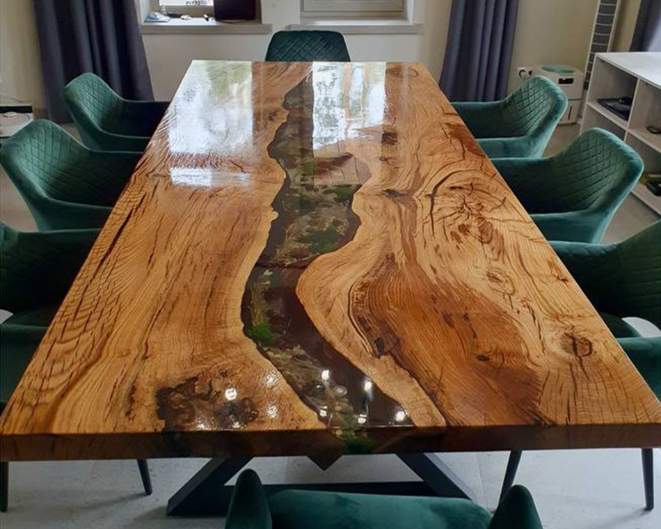 Большой стол с фирменным дизайном