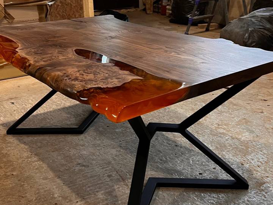 Стол из капового карагача с янтарной заливкой 2