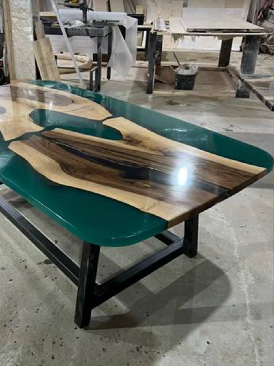 Стол из грецкого ореха со смолой 4