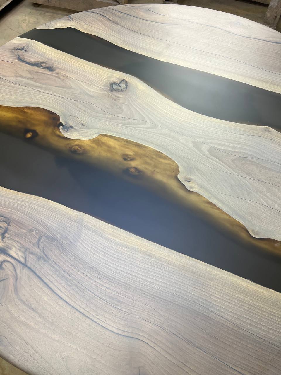 Комплект столов «Семейка» из массива грецкого ореха и полимера 8