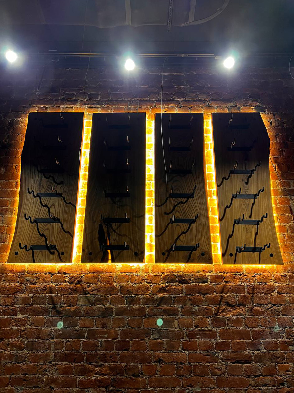 Винные стеллажи из азиатского карагача со светодиодной лентой