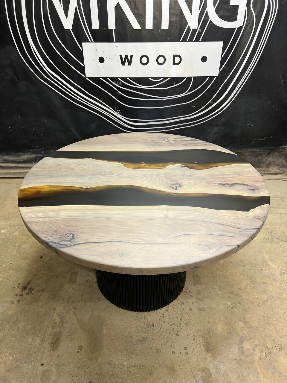 Комплект столов «Семейка» из массива грецкого ореха и полимера