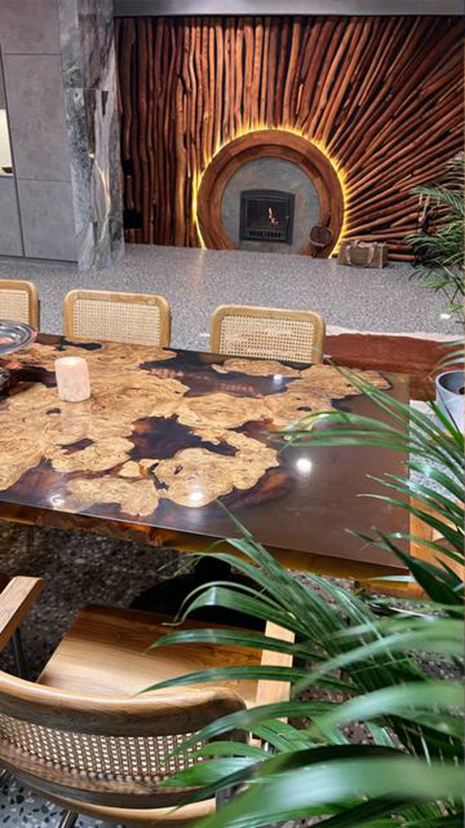 Комплект: стол из лиственницы со скамейками + стол из скального дуба + стены и люстра из столбов карагача