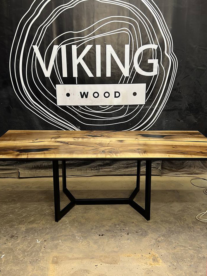 Стол из массива грецкого ореха с полимером