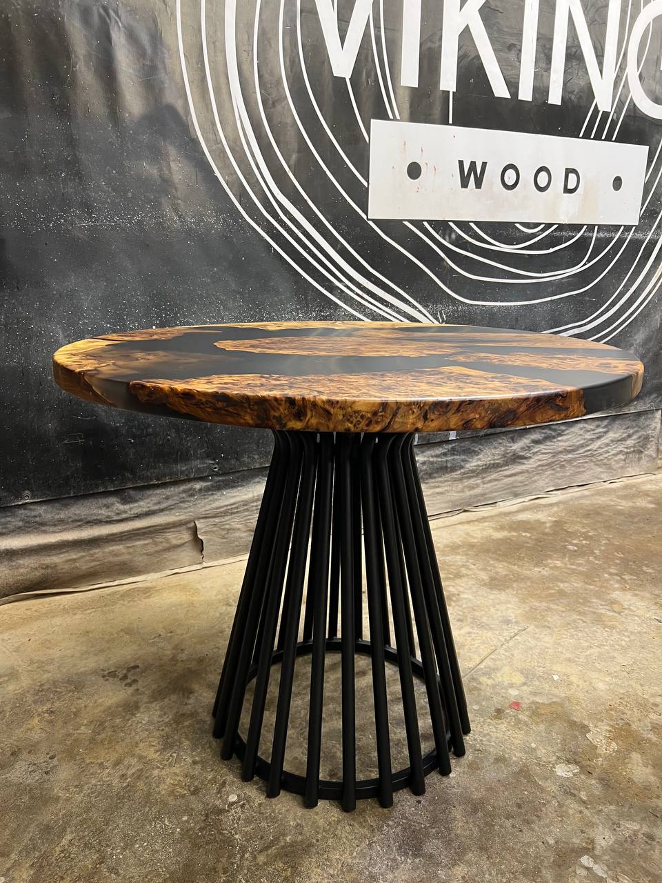 Журнальный столик из капового азиатского карагача со смолой