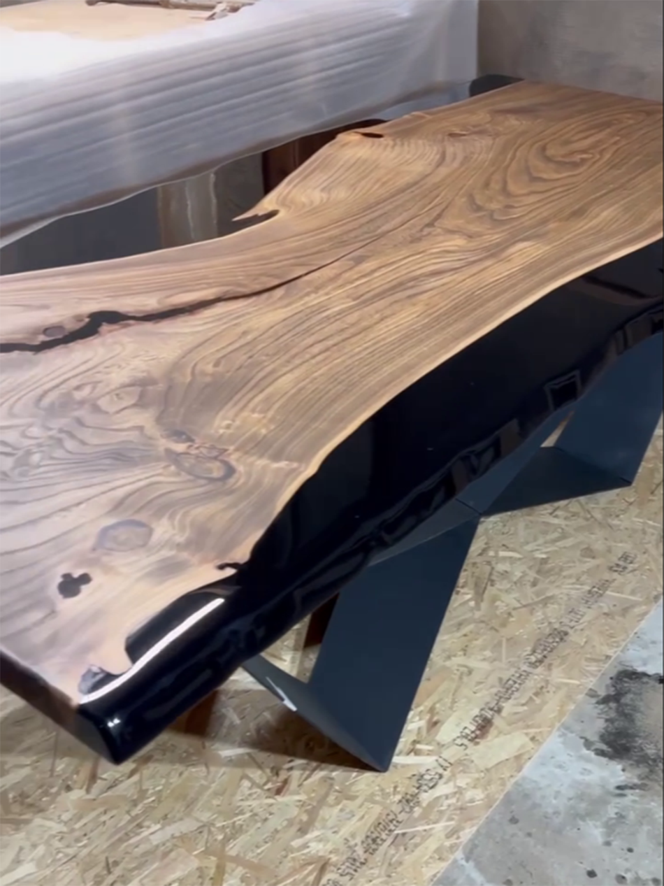 Стол из карагача со смолой по краям 7