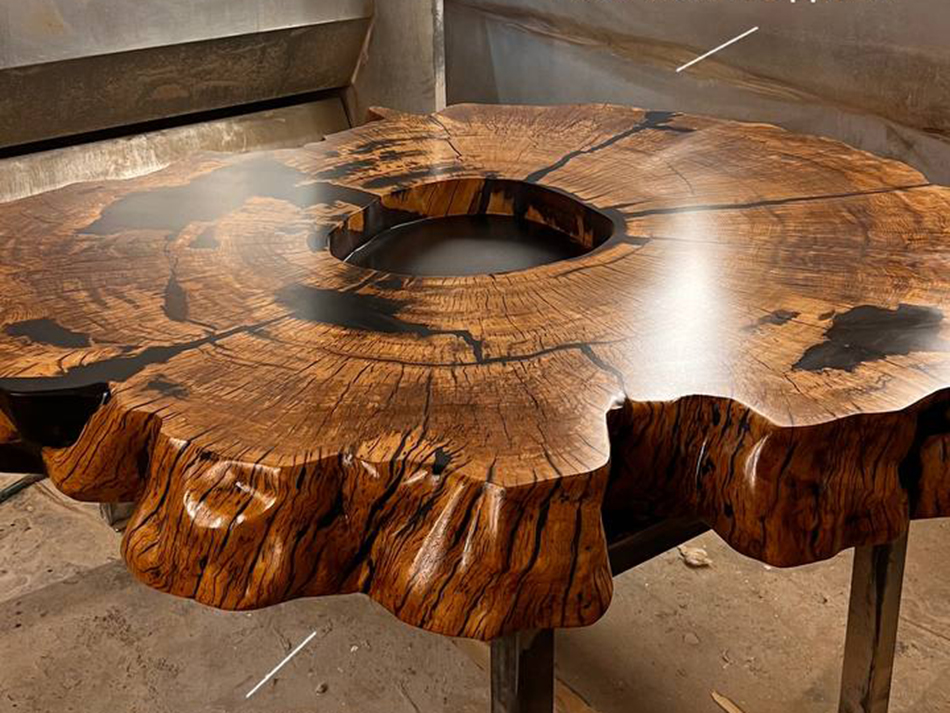 Журнальный стол из многовекового спила дуба с живыми краями