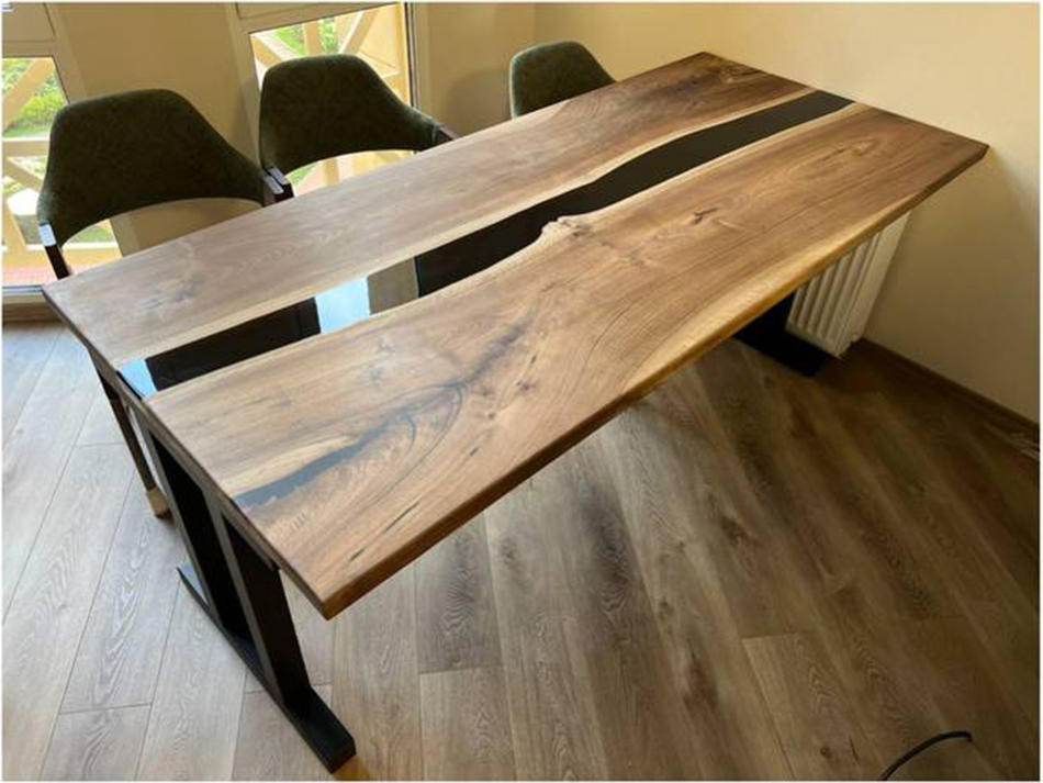 Стол из грецкого ореха с тонированной черной смолой 3