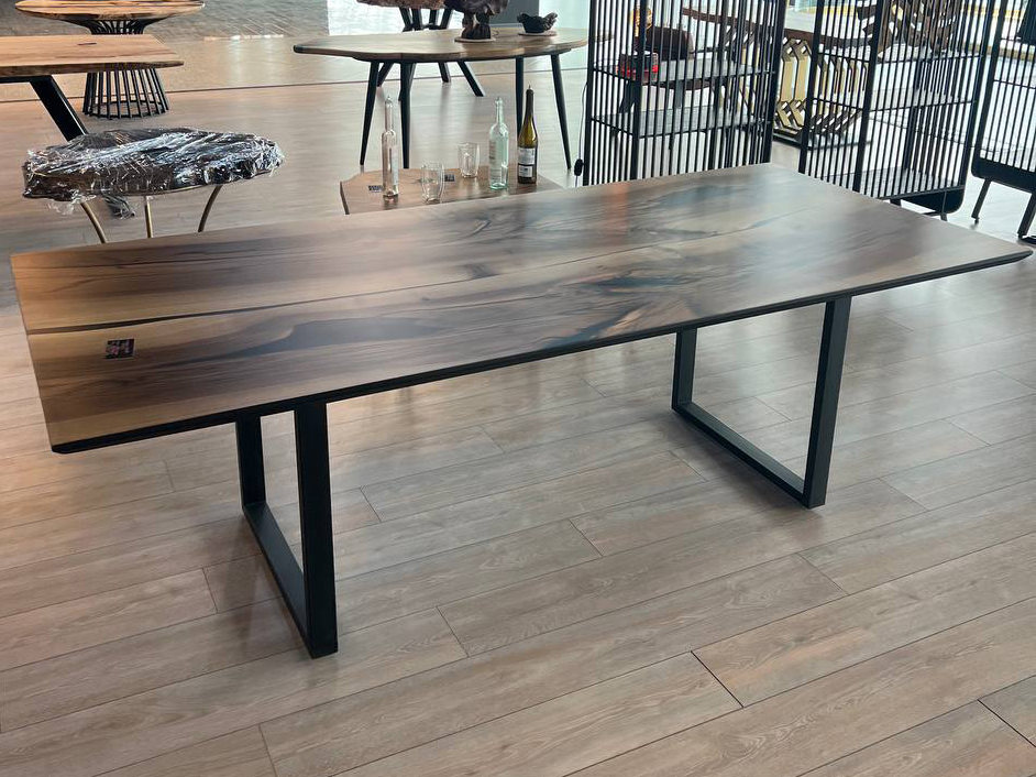 Стол из грецкого ореха с полимерной вставкой 2