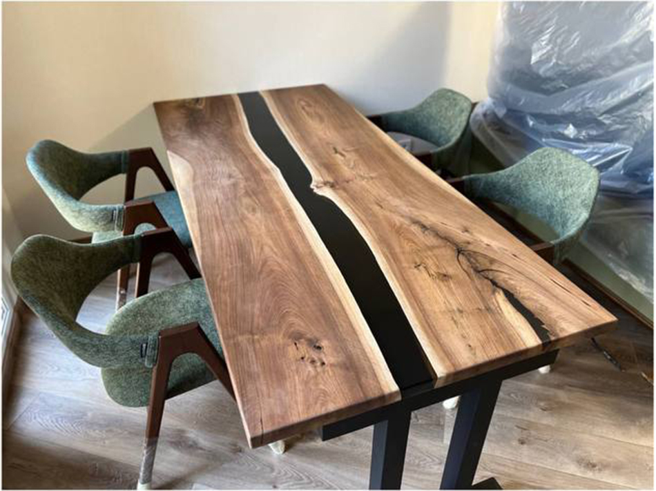 Стол из грецкого ореха с тонированной черной смолой