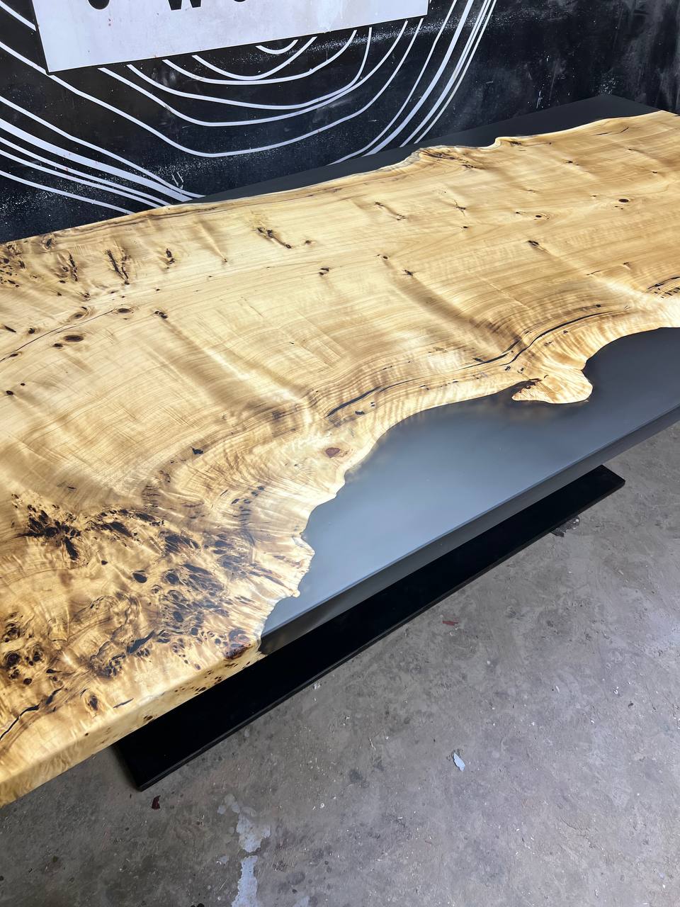 Cтол из капового горного тополя со смолой