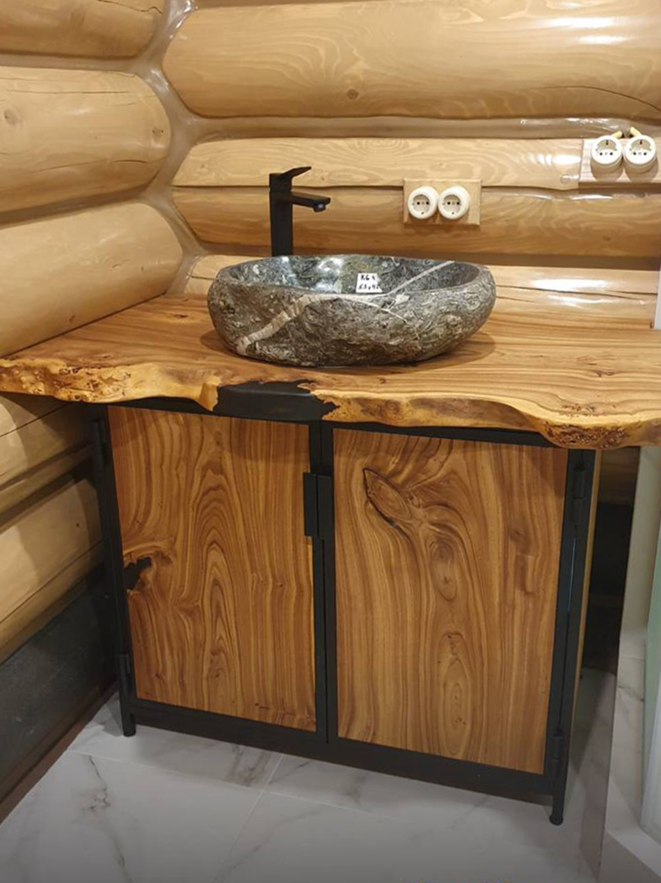 Тумба из массива карагача с раковиной из диабаза