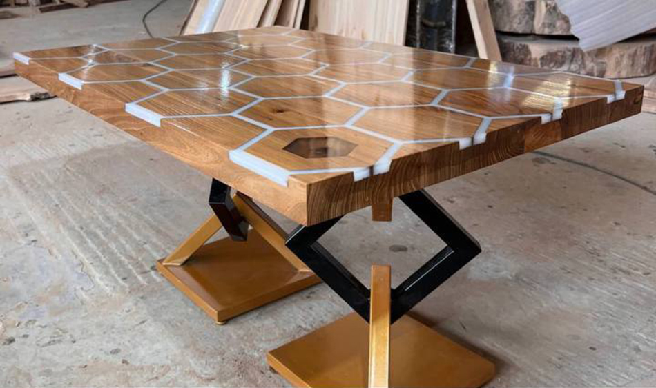 Большой стол с фирменным дизайном 2