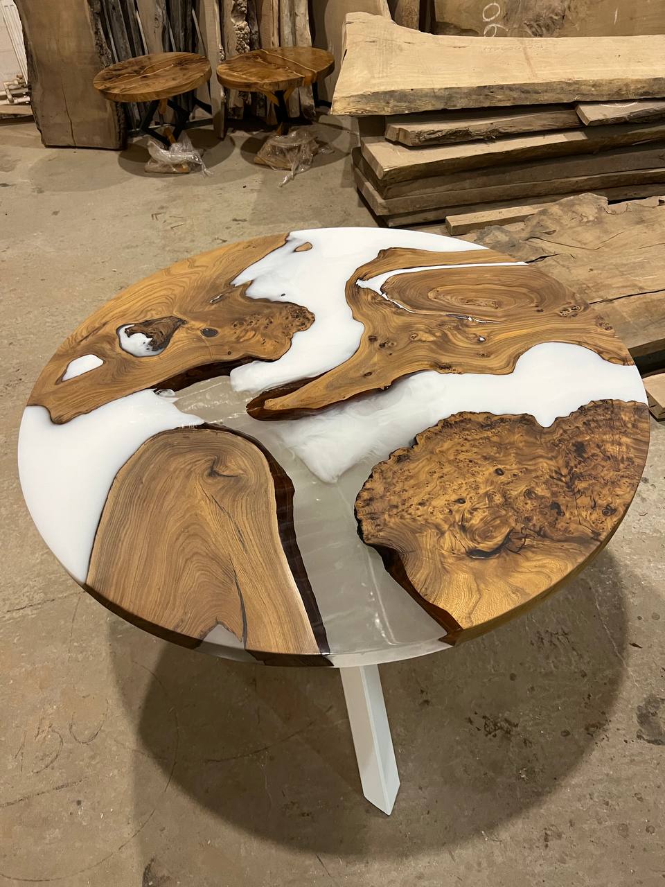 Стол из карагача со смолой