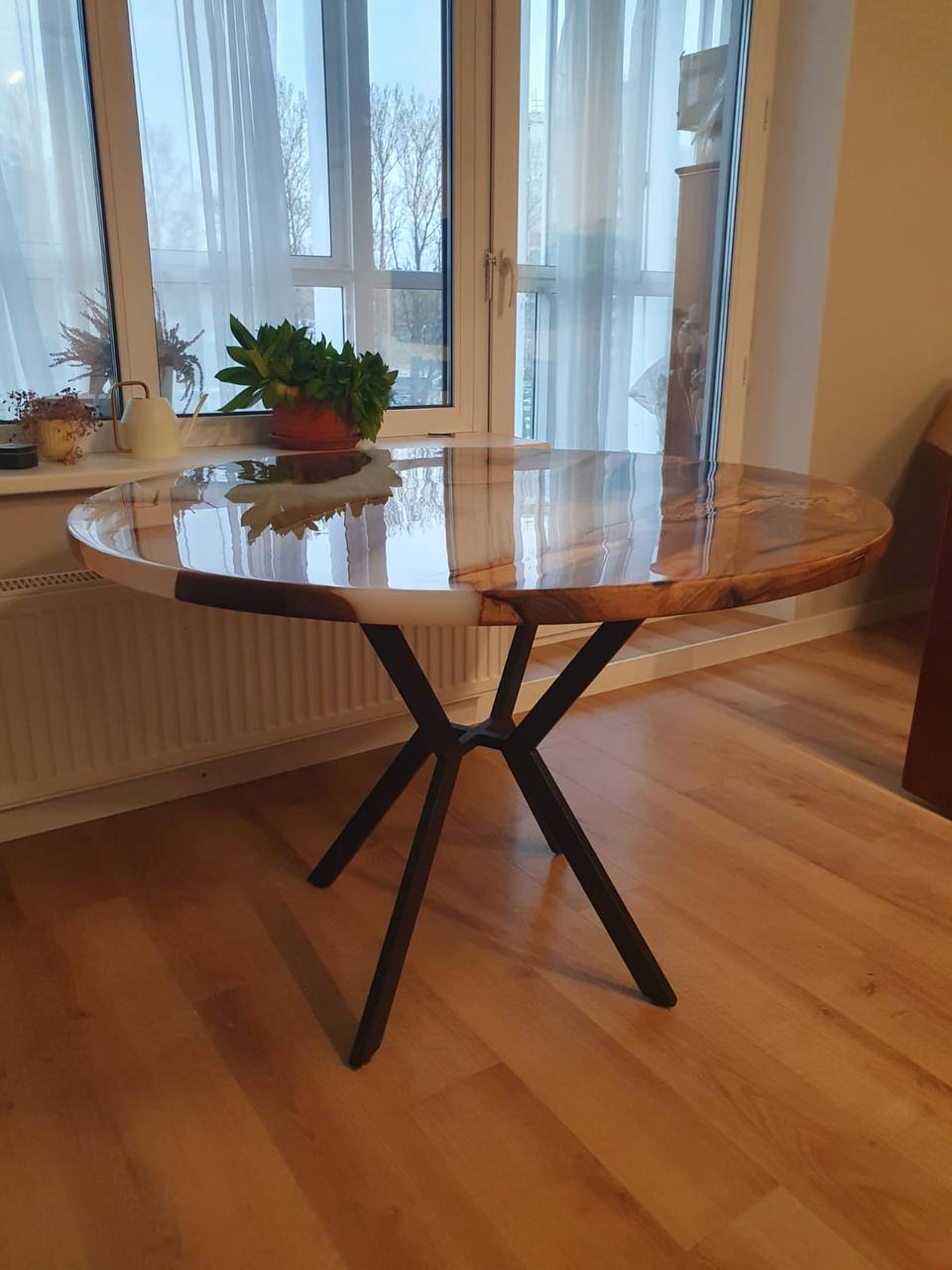 Столешница из ореха со смолой с эффектом белого дыма, покрытие глянцевый лак 4