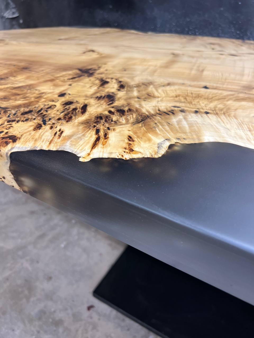 Cтол из капового горного тополя со смолой 6