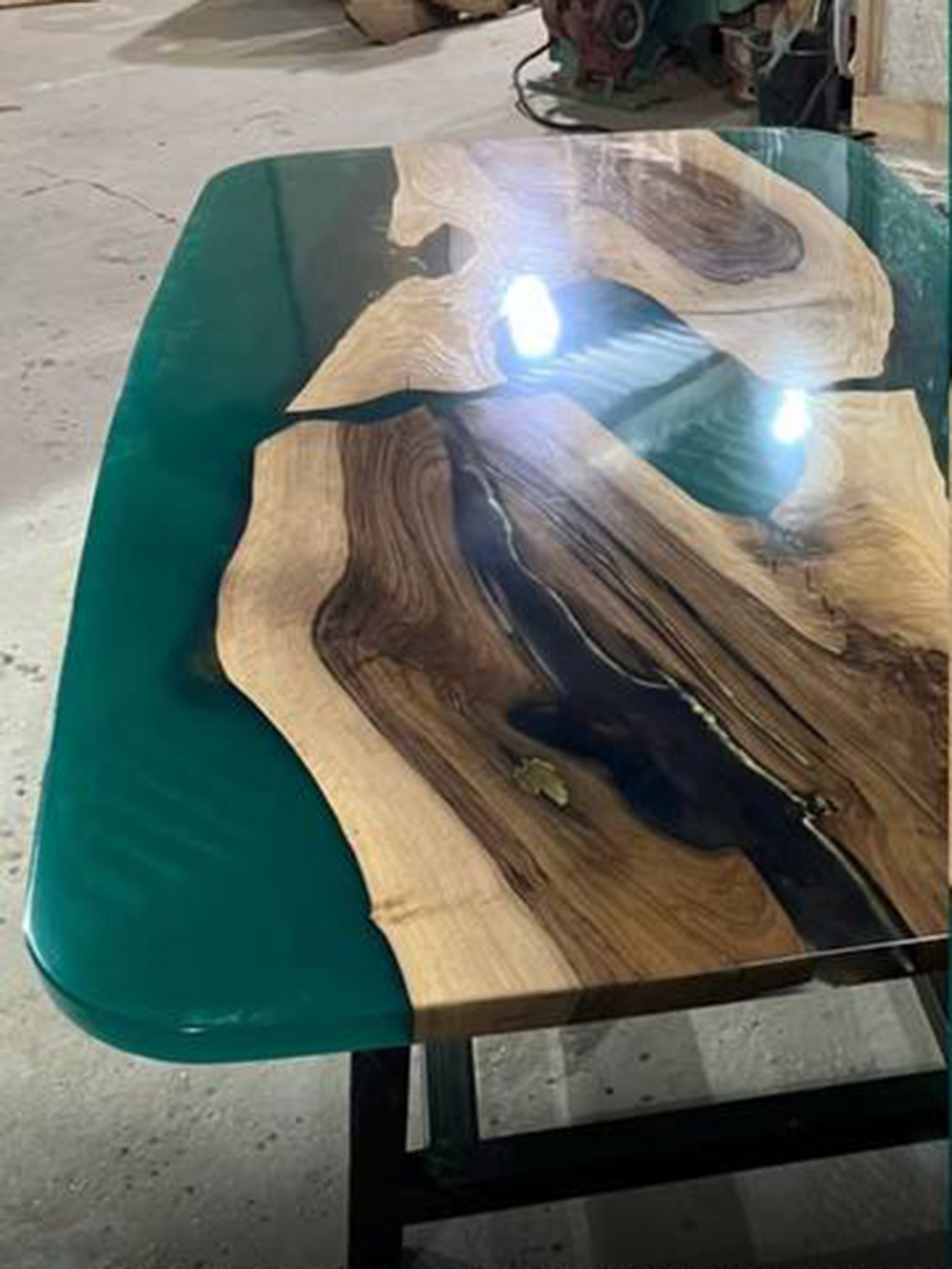 Стол из грецкого ореха со смолой