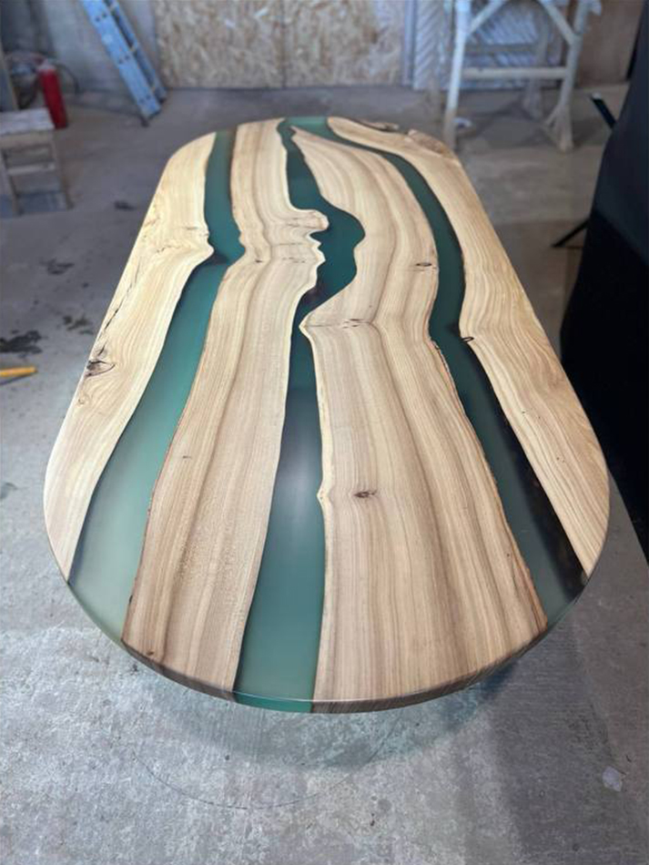 Большой стол из азиатского карагача со смолой