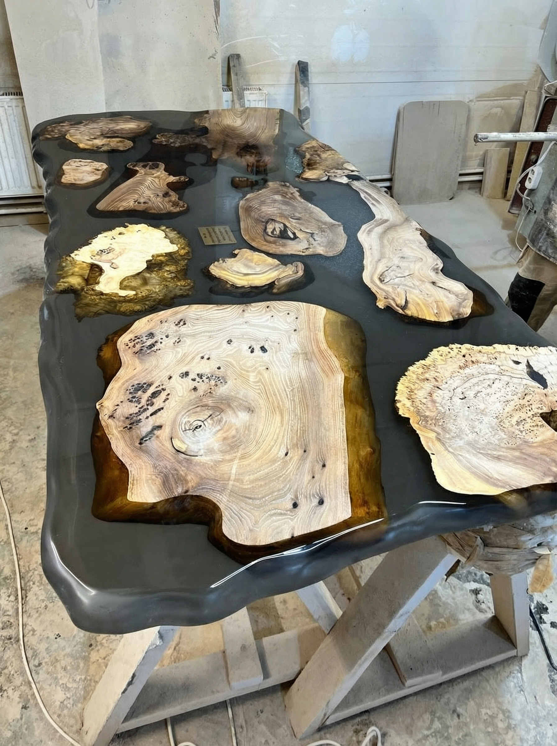 Большой стол с разными спилами карагача