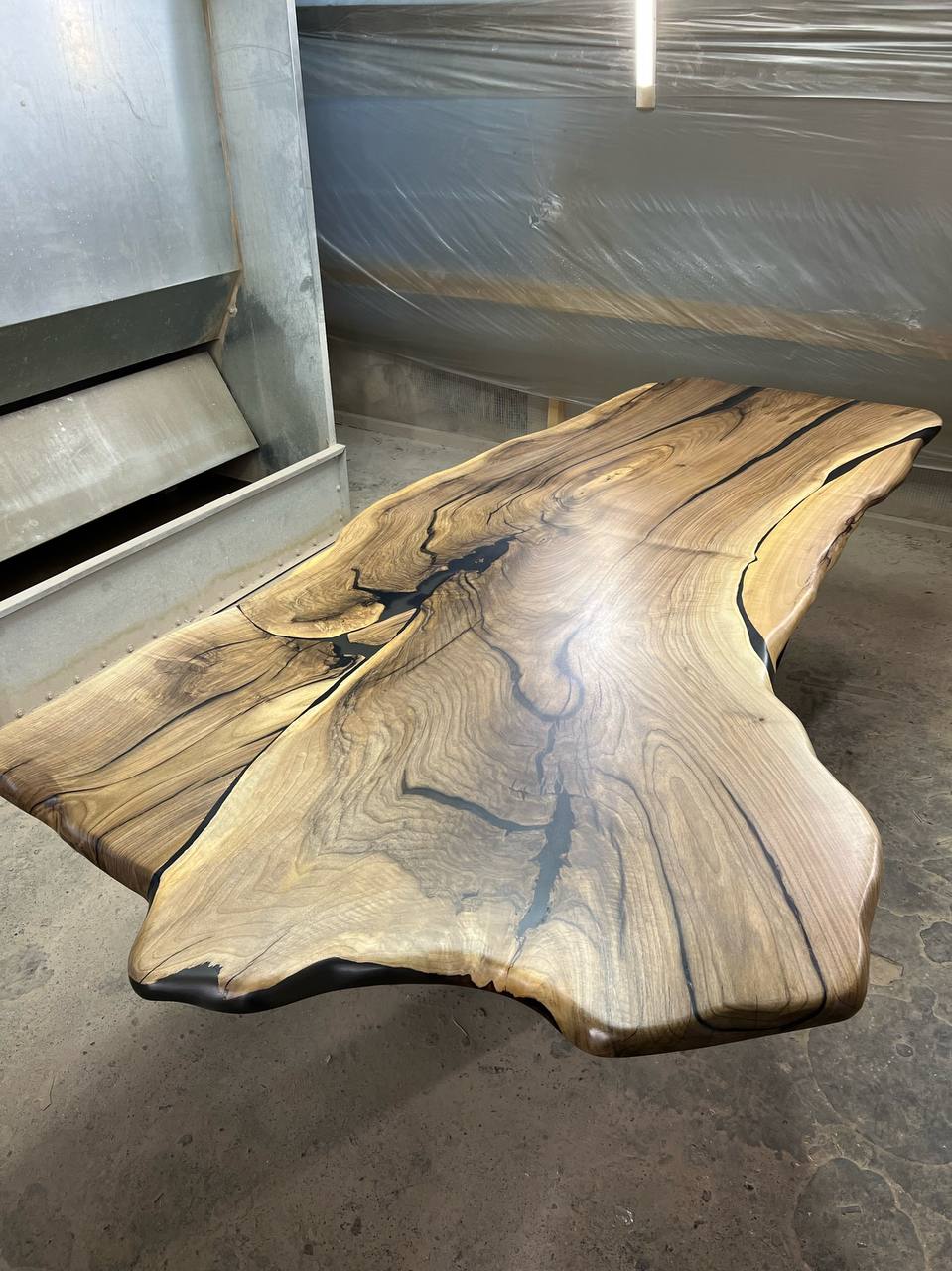 Стол из слэба грецкого ореха 4