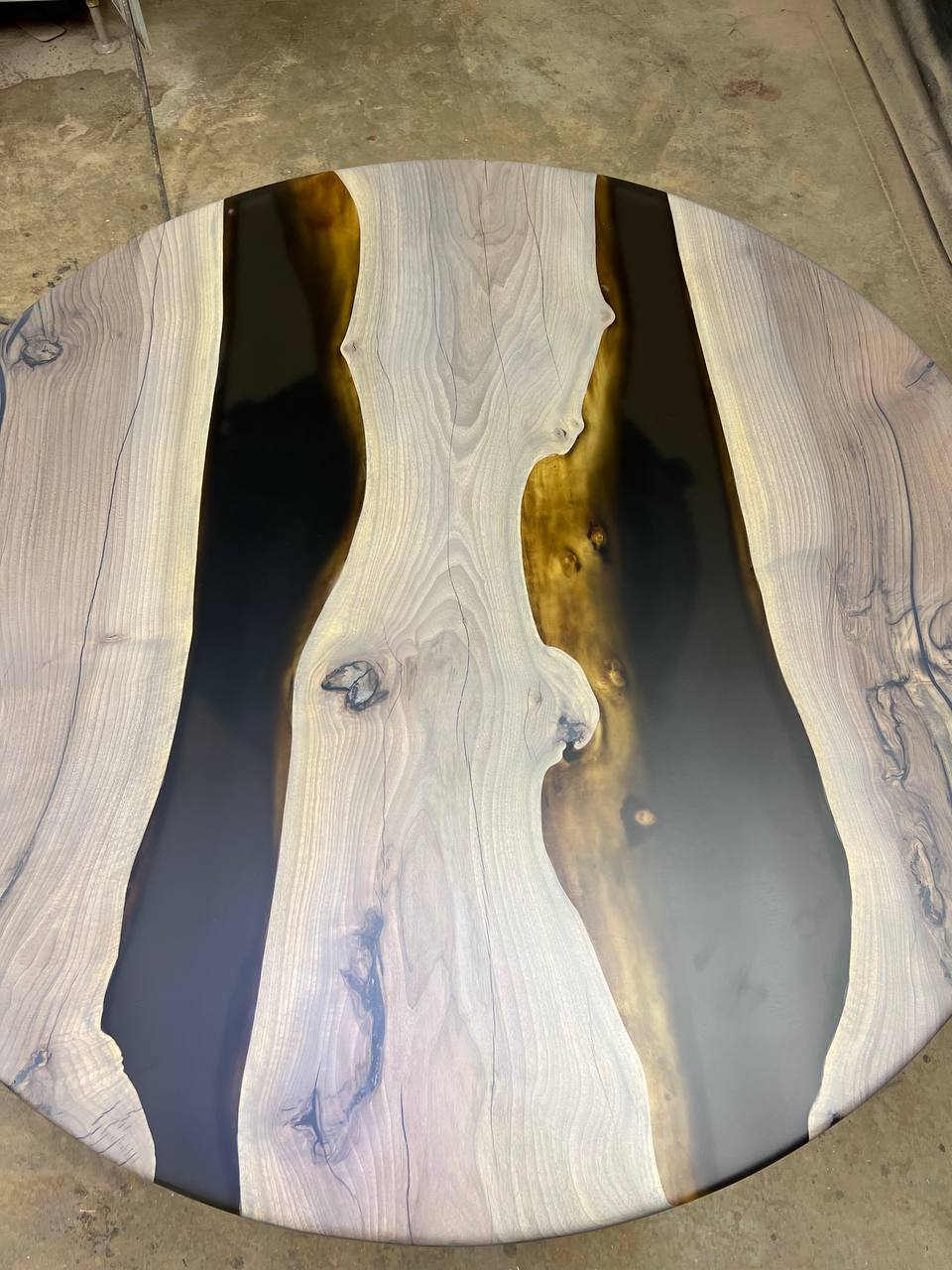 Комплект столов «Семейка» из массива грецкого ореха и полимера