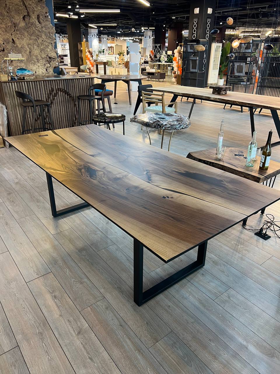 Стол из грецкого ореха с полимерной вставкой