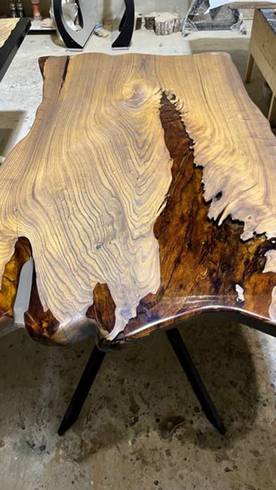 Большой стол с медовой заливкой и живым краем 2