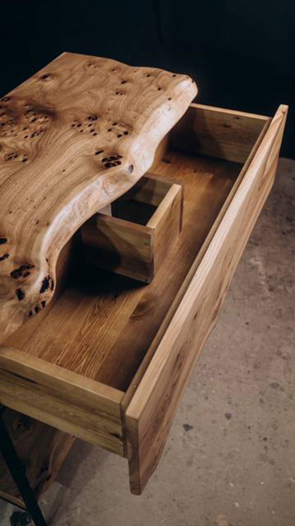 Тумба из азиатского карагача с ящиком и зеркалом 6