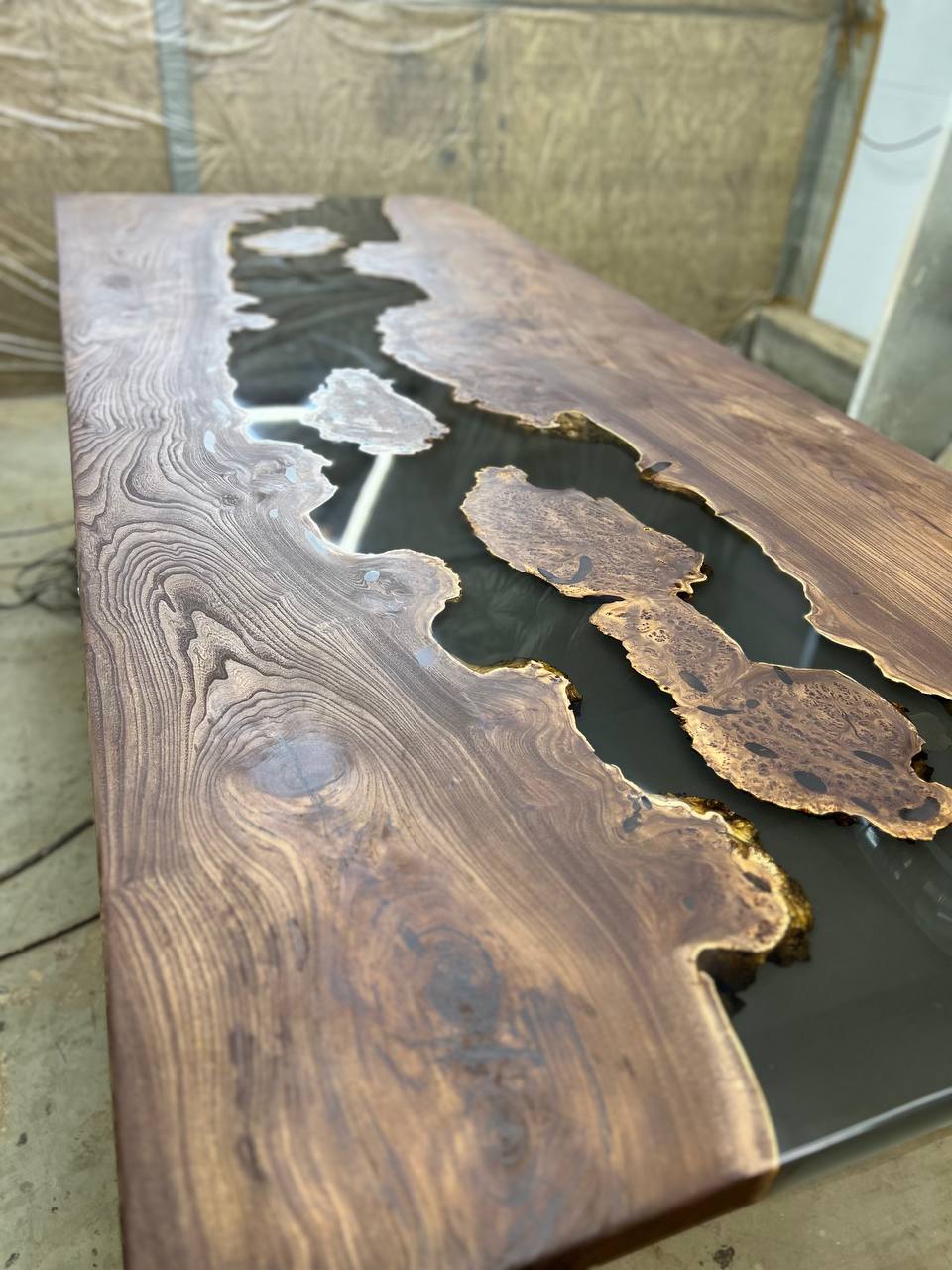 Стол из капового карагача со смолой