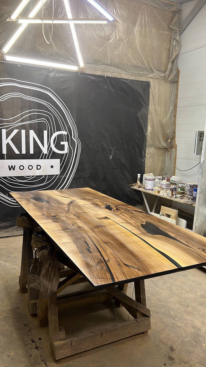 Стол из массива грецкого ореха с полимером