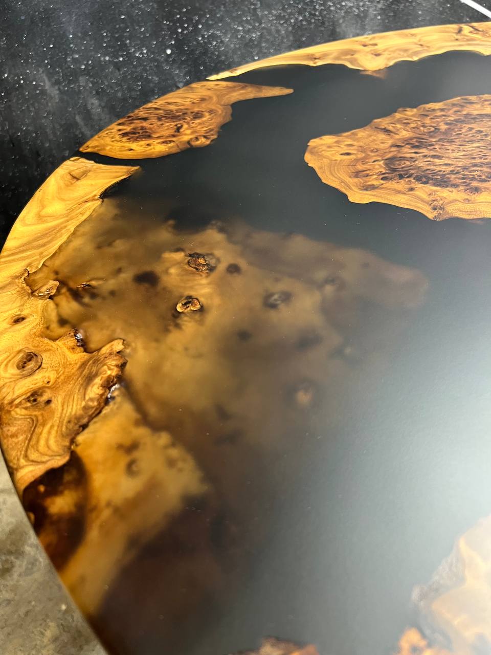 Журнальный столик из капового азиатского карагача со смолой 5