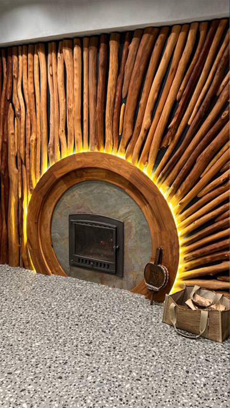 Комплект: стол из лиственницы со скамейками + стол из скального дуба + стены и люстра из столбов карагача 17