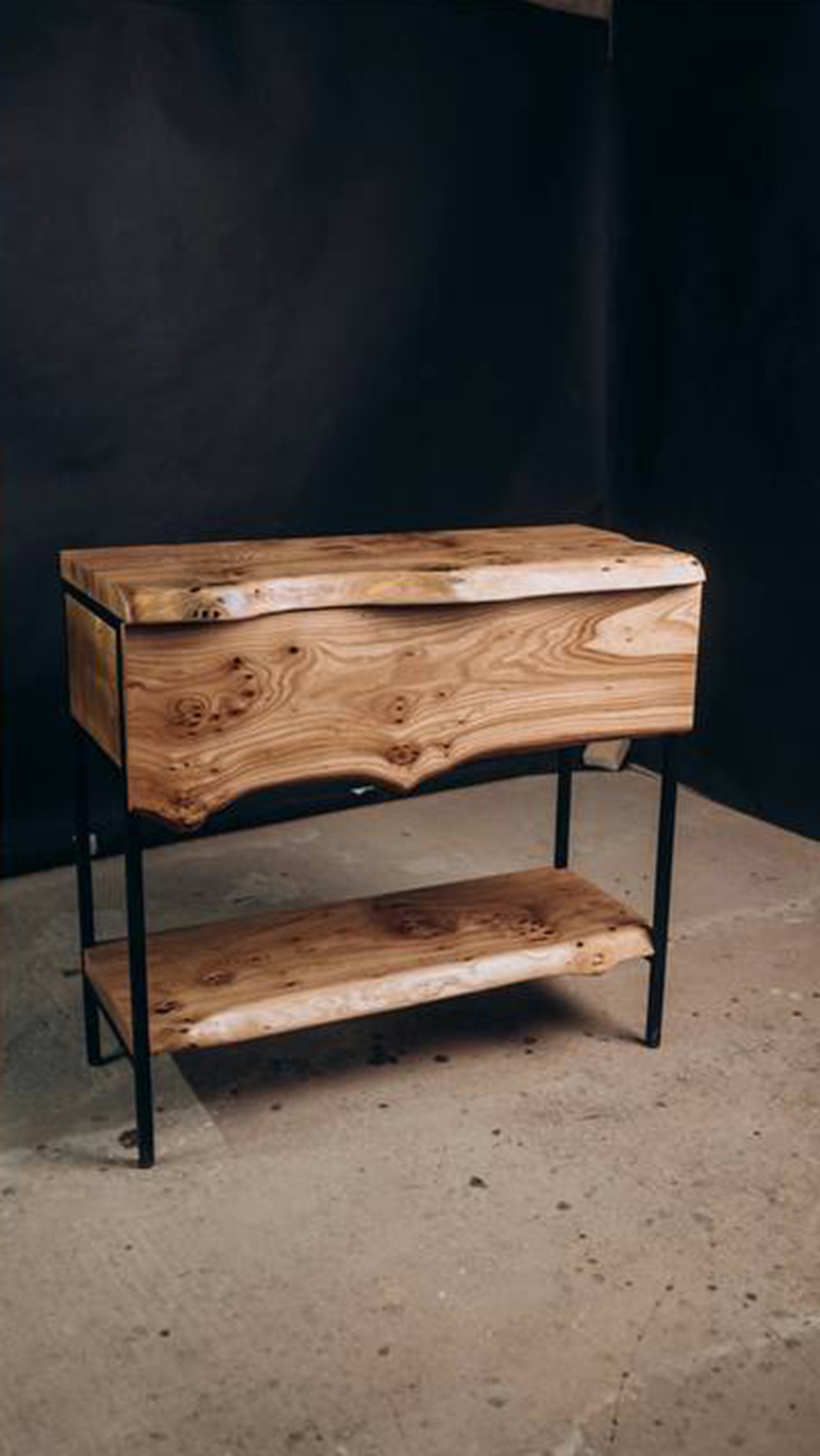 Тумба из азиатского карагача с ящиком и зеркалом 4