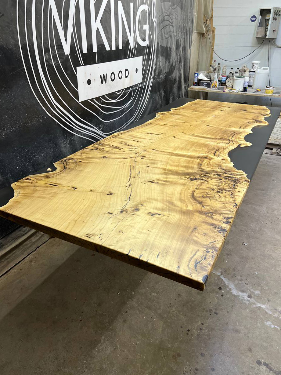 Cтол из капового горного тополя со смолой 10