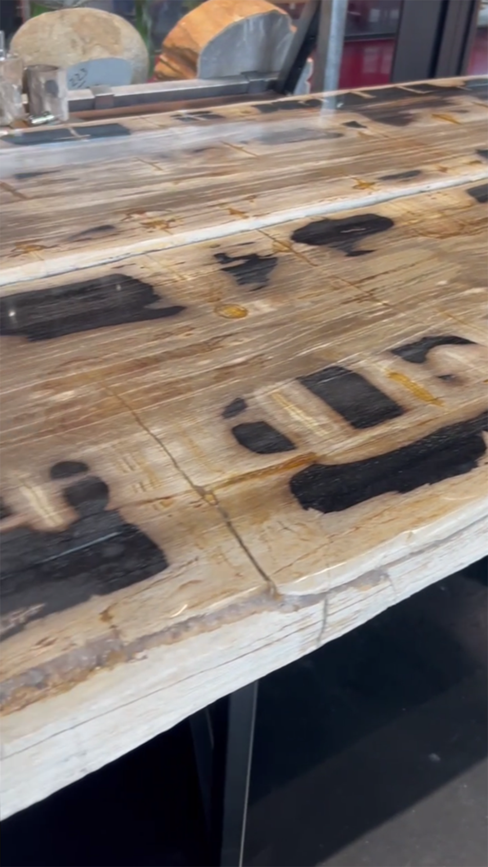 Стол из окаменелого дерева