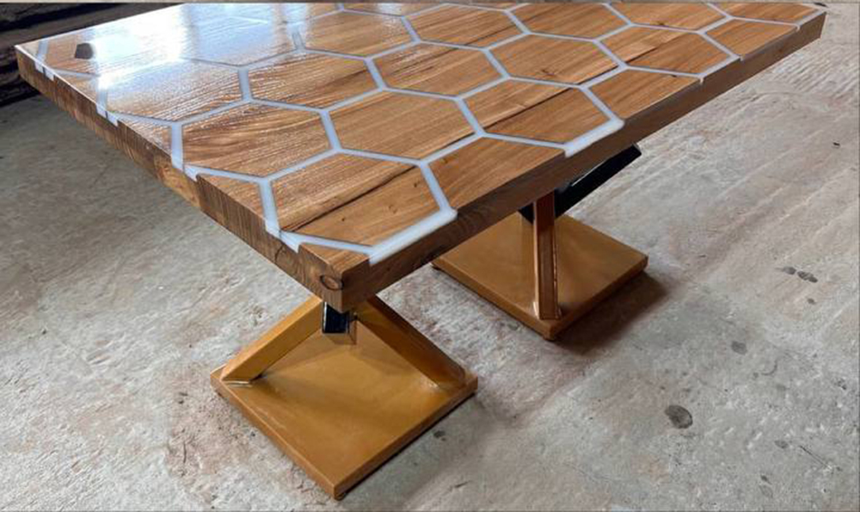 Большой стол с фирменным дизайном