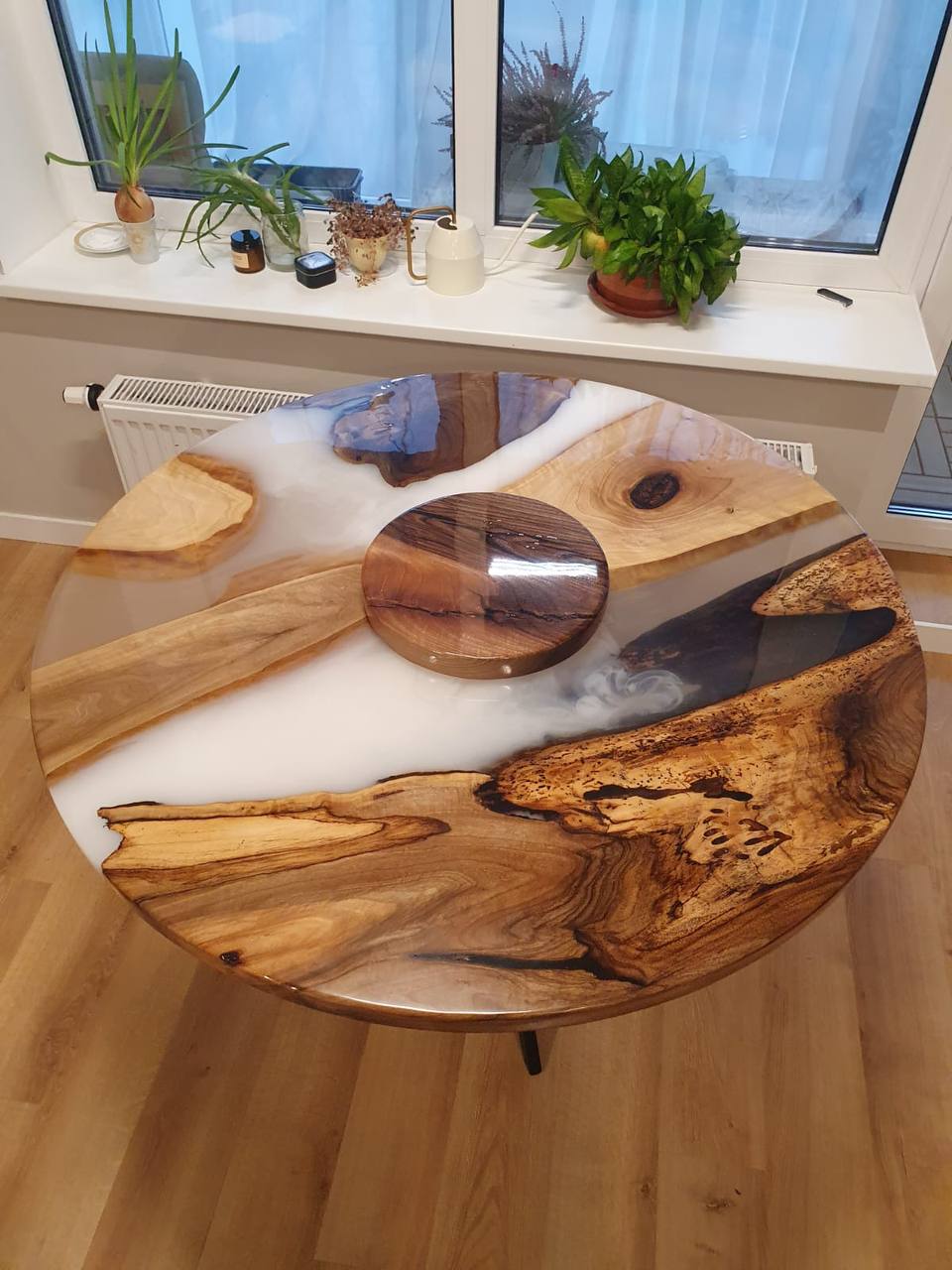 Столешница из ореха со смолой с эффектом белого дыма, покрытие глянцевый лак