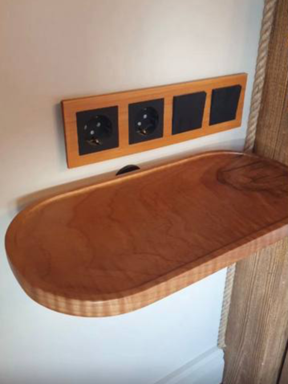 Небольшая полка из грецкого ореха