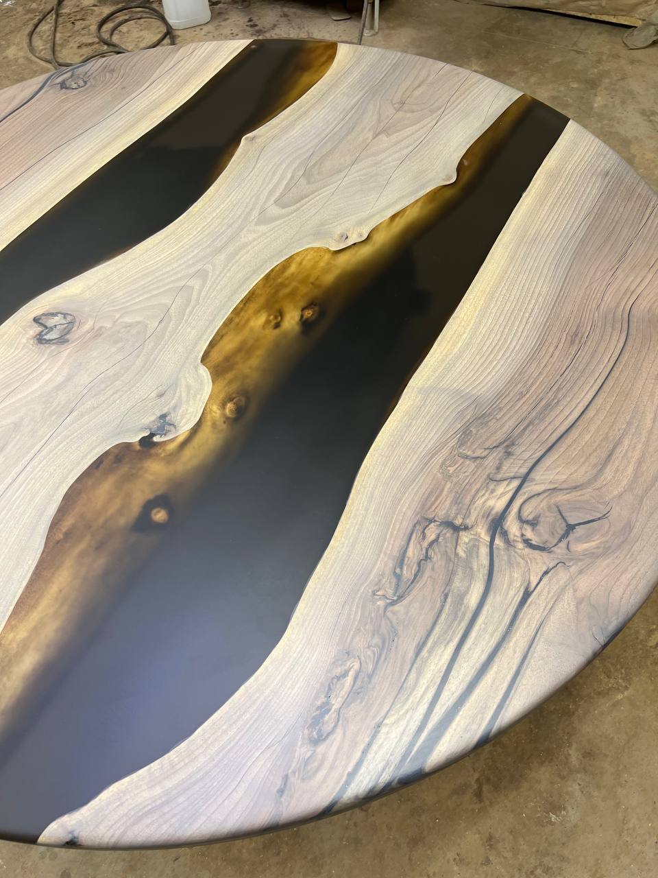 Комплект столов «Семейка» из массива грецкого ореха и полимера