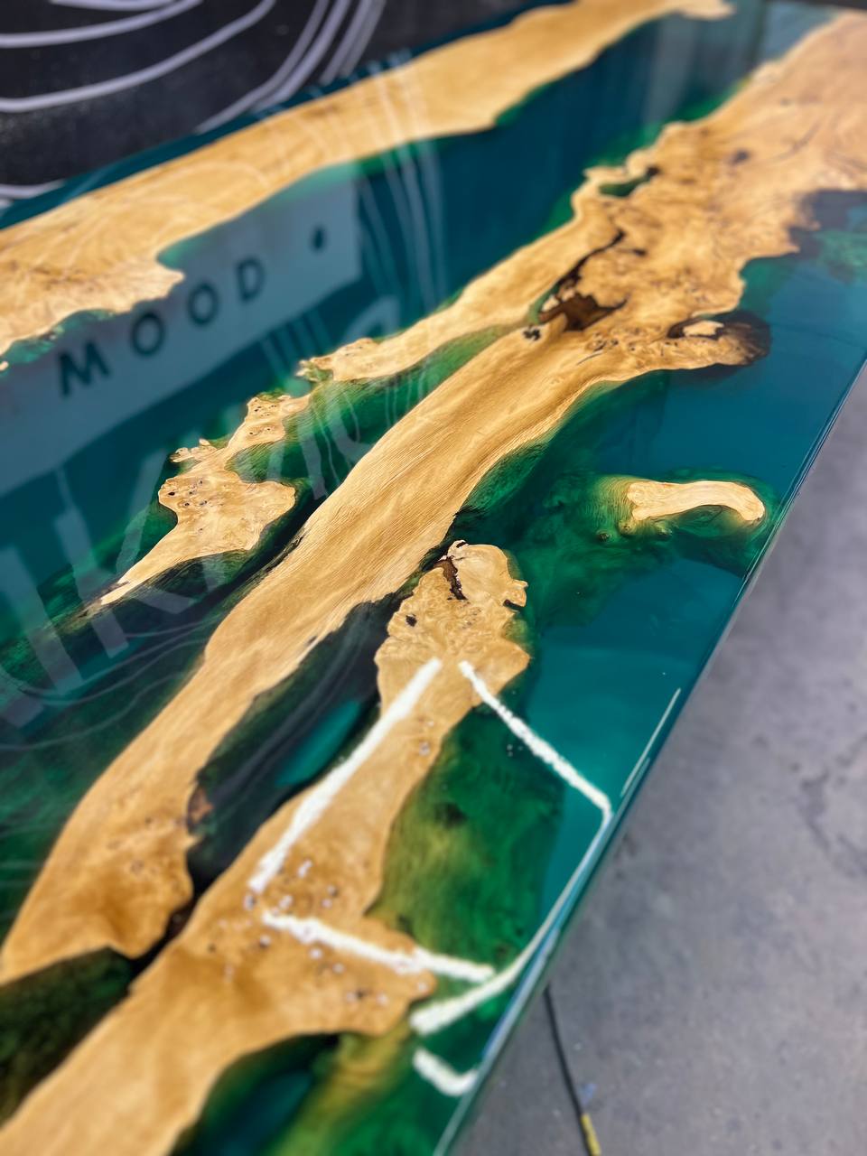 Обеденный стол из капового граба с заливкой 6