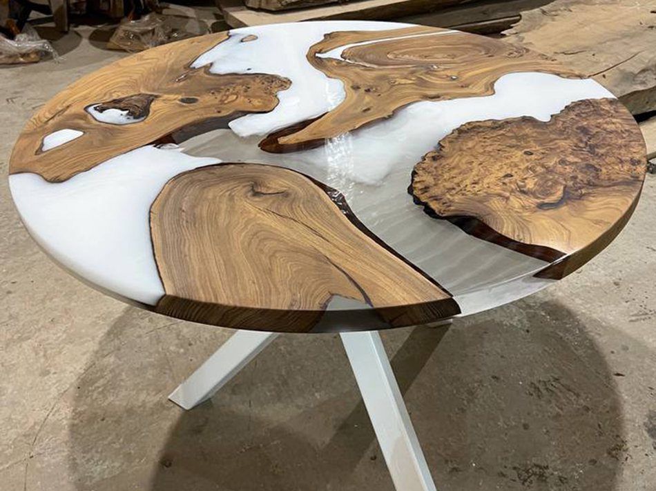 Стол из карагача со смолой 2