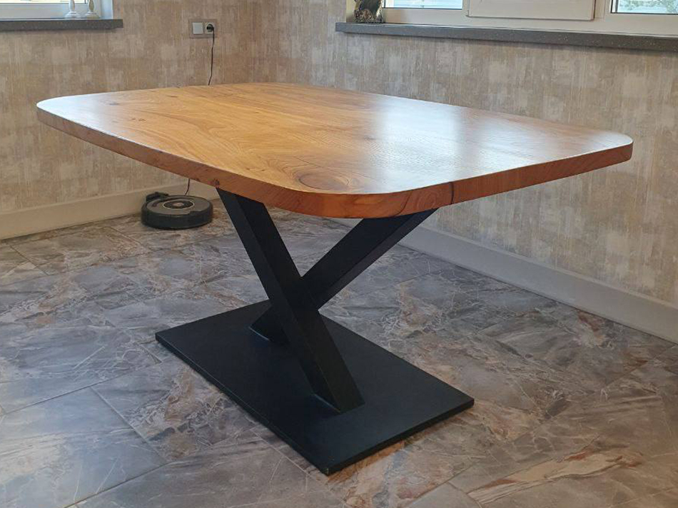 Стол из карагача с V-образным подстольем