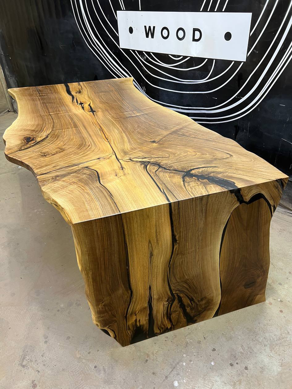 Стол из цельного слэба грецкого ореха
