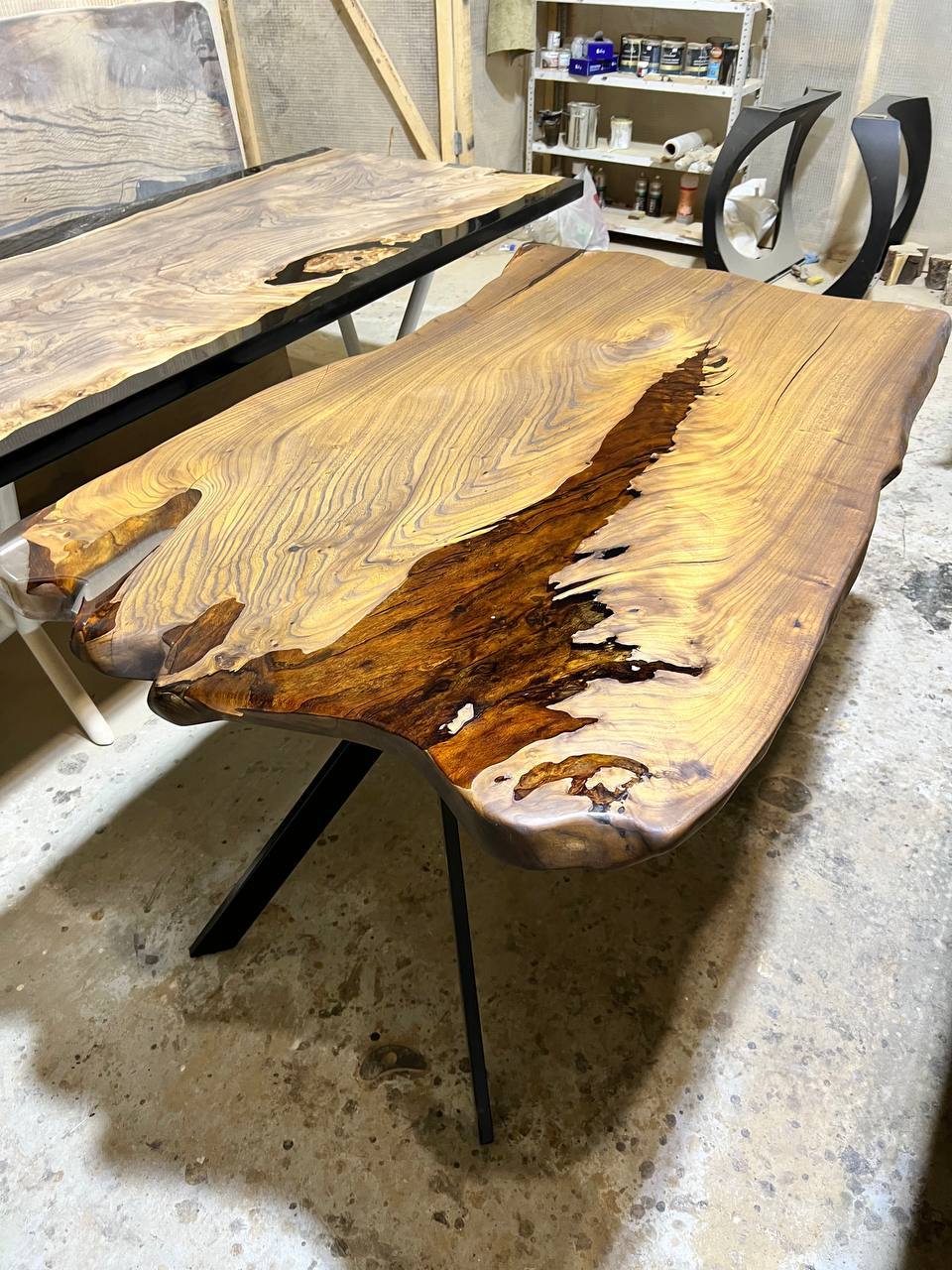 Большой стол с медовой заливкой и живым краем