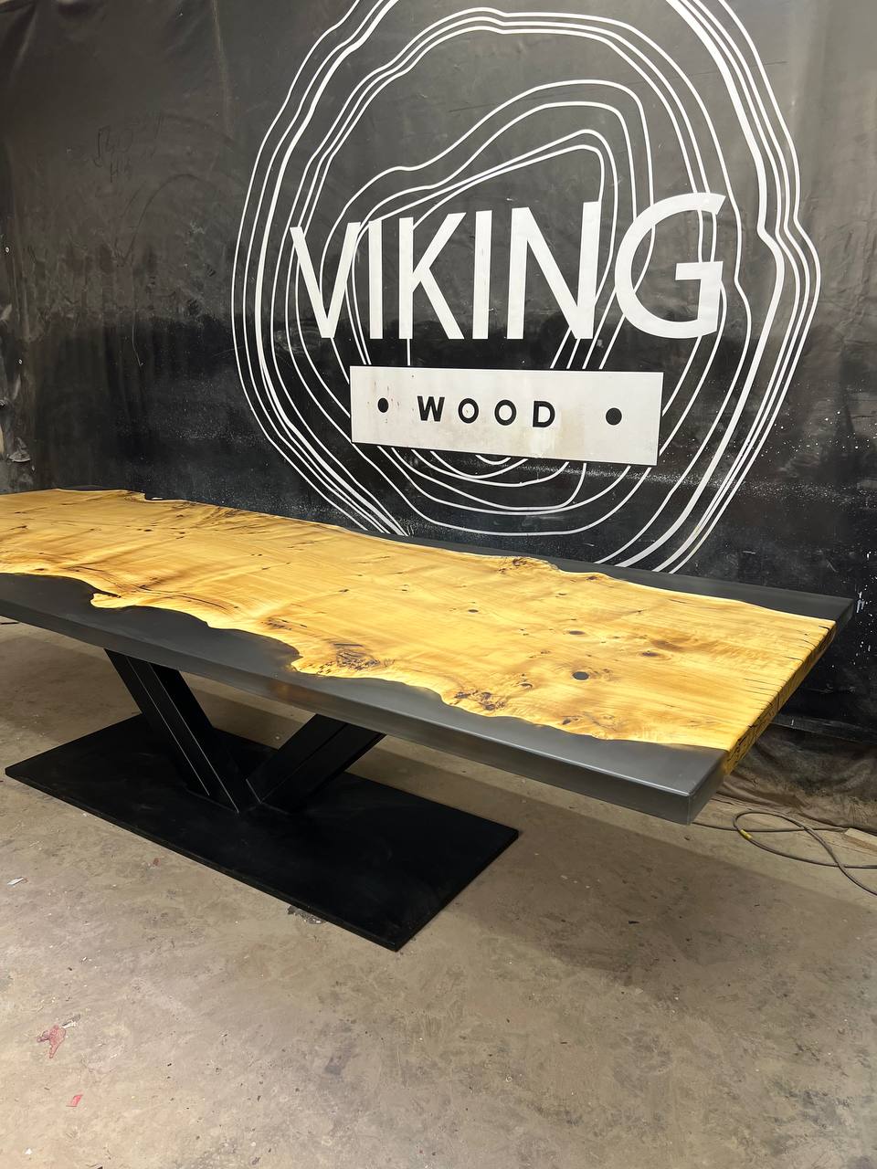 Cтол из капового горного тополя со смолой 9