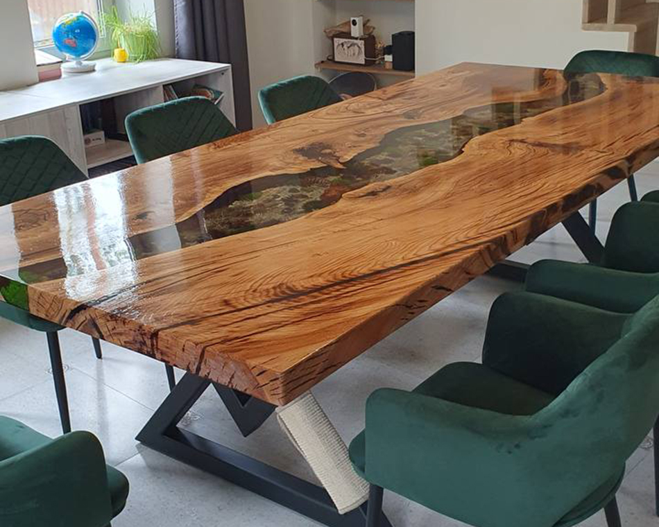 Большой стол с фирменным дизайном