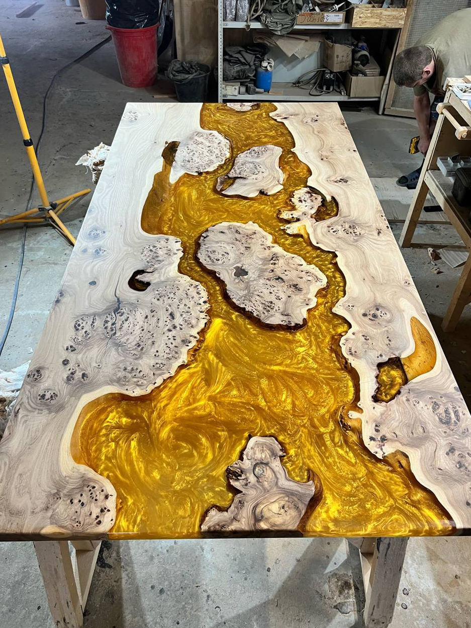 Большой стол с перламутровой заливкой