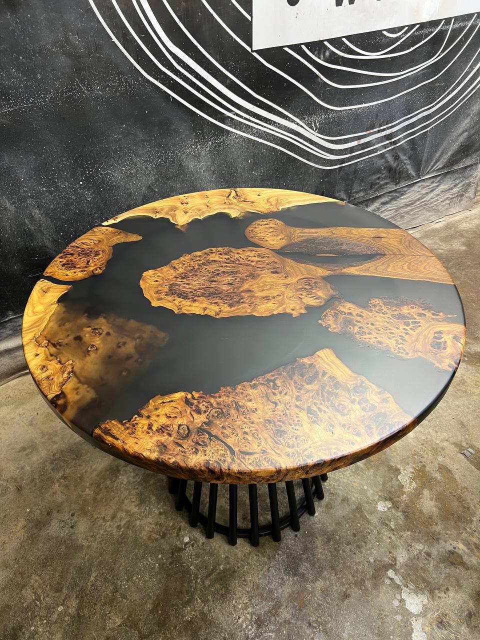 Журнальный столик из капового азиатского карагача со смолой 4