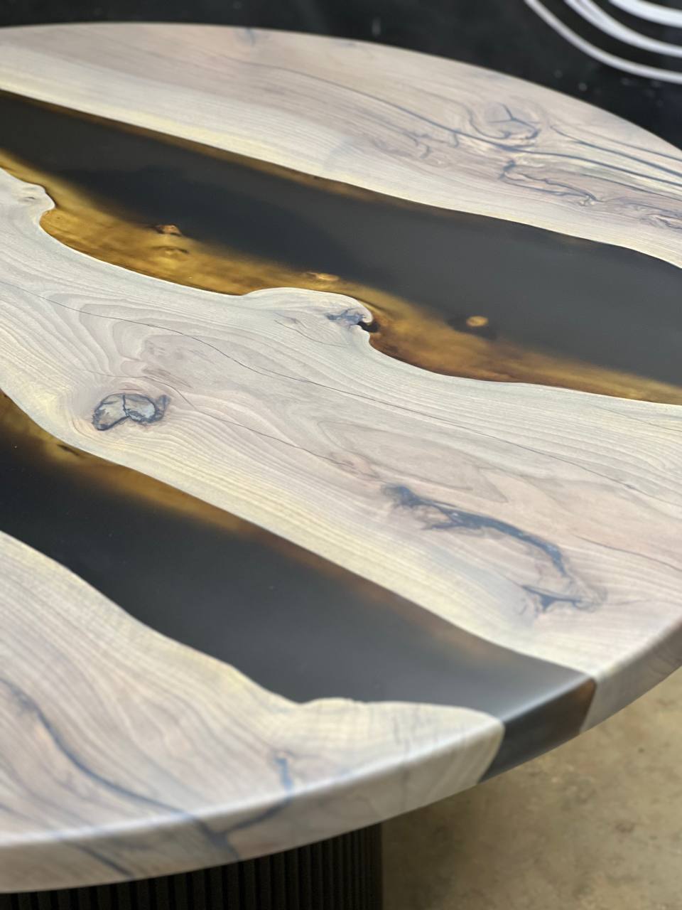 Комплект столов «Семейка» из массива грецкого ореха и полимера 5