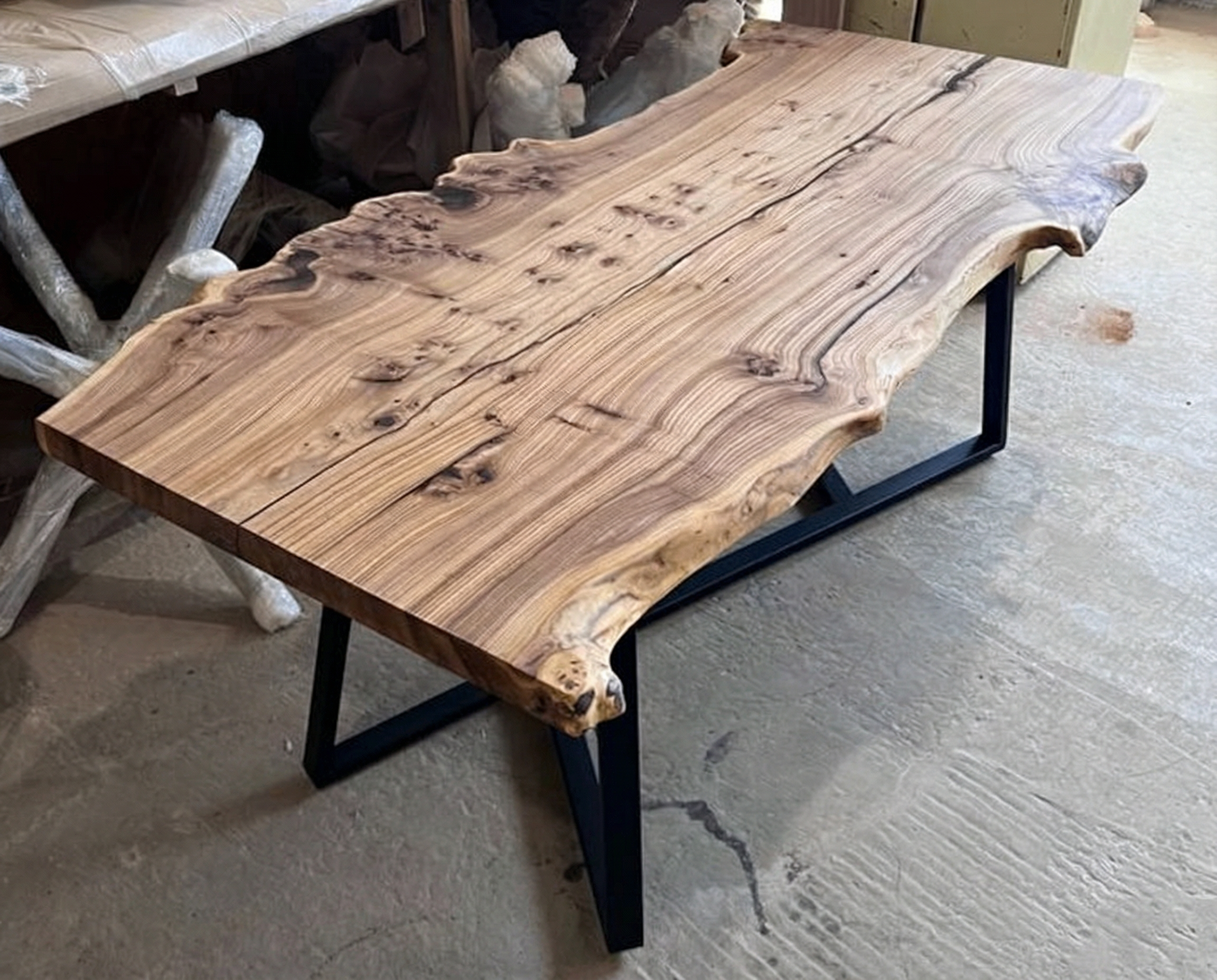 Стол из азиатского карагача с живыми краями